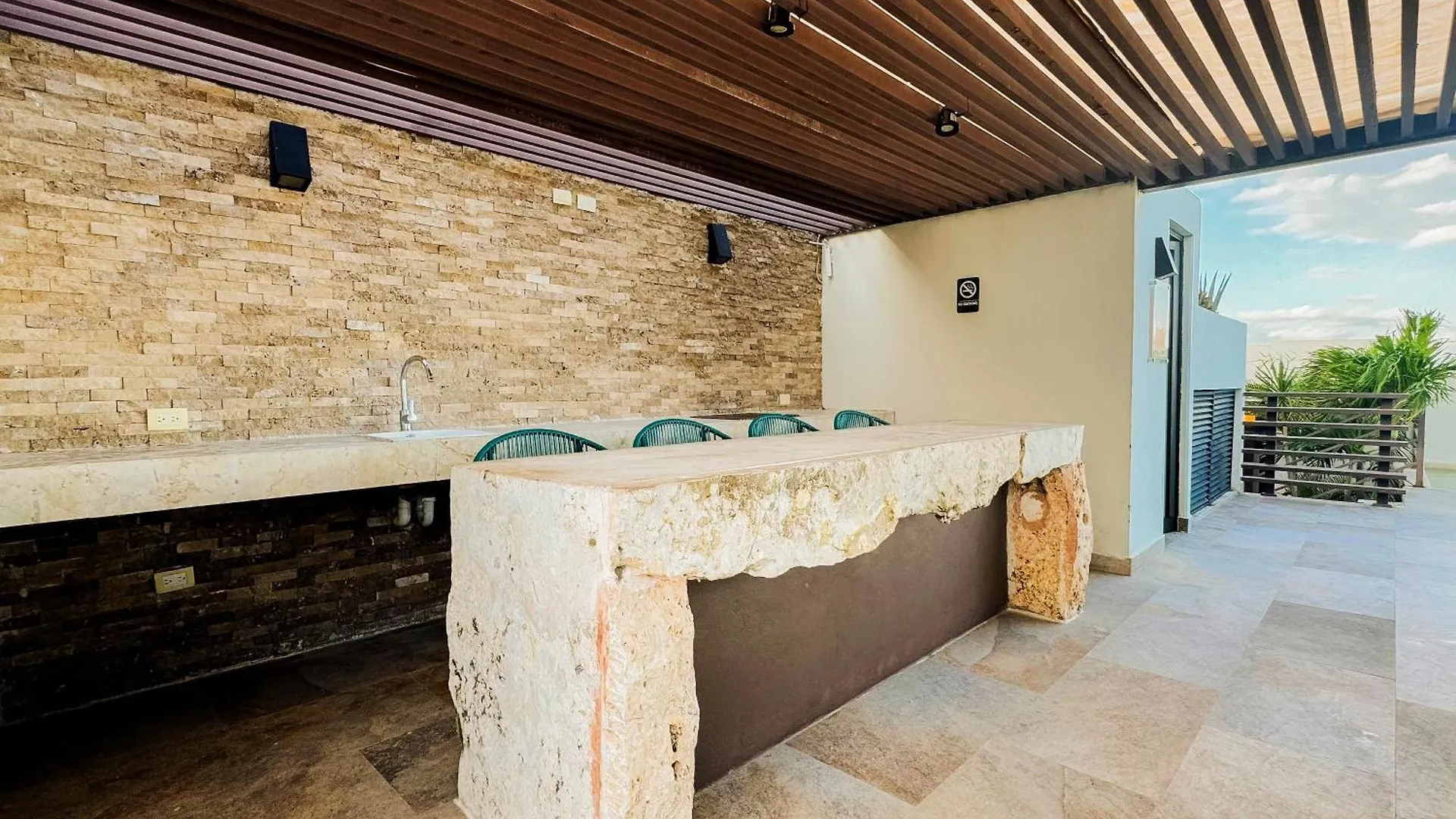 Modern 2-Bedroom, 2-Bath Apartment In The Heart Of Playa Del Carmen- Arenis Condos